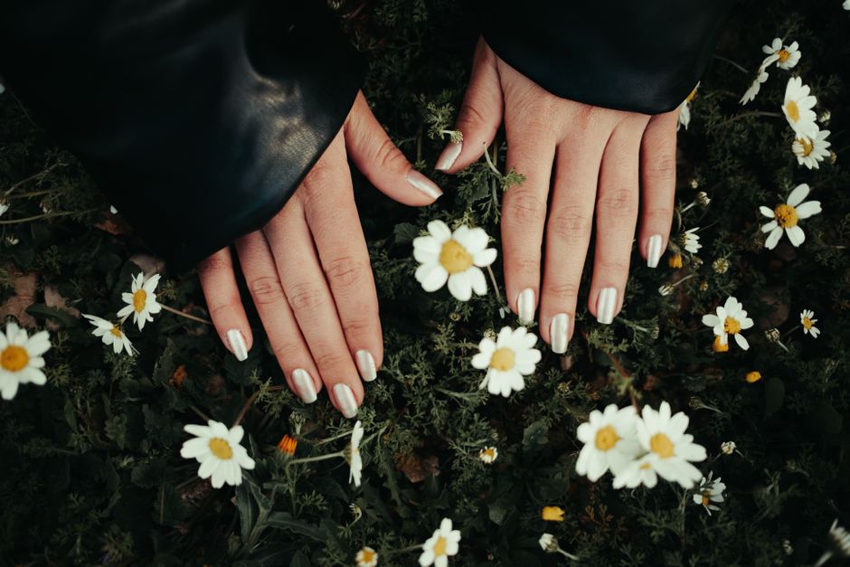 Winter Nail Colours for Stronger Cold-Weather Nails